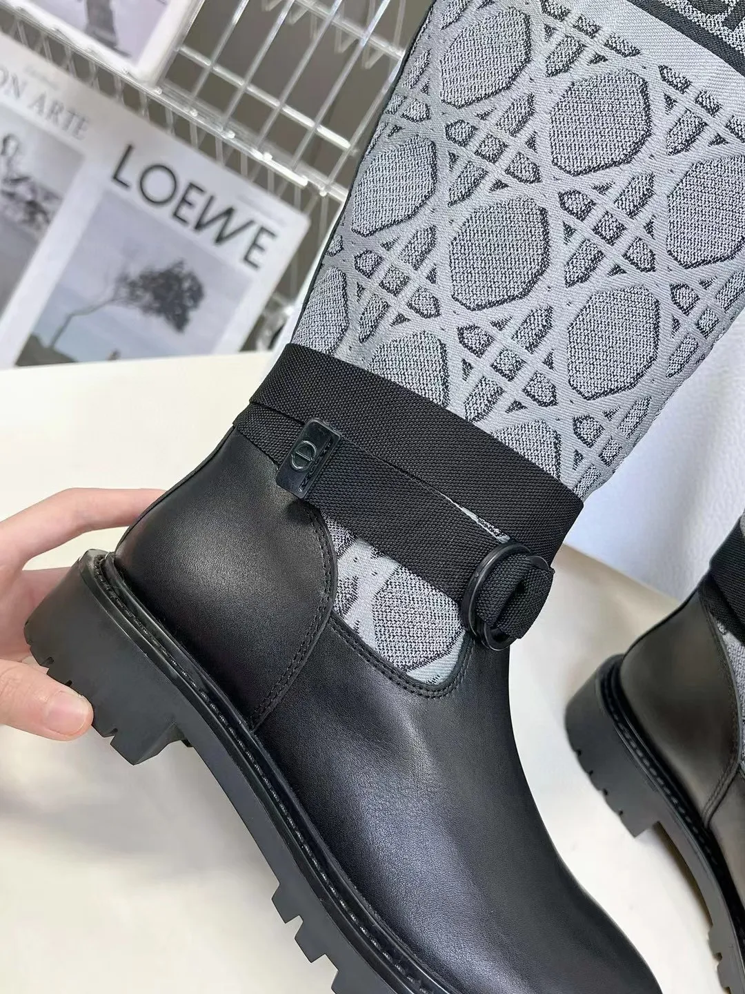 👟👟Ex-factory price 560👟👟 Dior color-blocking new boots for autumn and winter, the latest electric embroidery color-blocking letter logo for autumn and winter, round-toe high-top knight boots for women, Material: first-layer cowhide stitched with electric embroidery fabric, sheepskin lining for feet, original molded TPU outsole Size: 35-40 yards